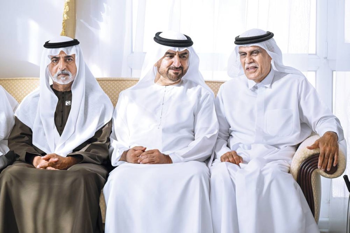 عبدالله بن سالم ونهيان بن مبارك وإبراهيم عبيد الله خلال العزاء
