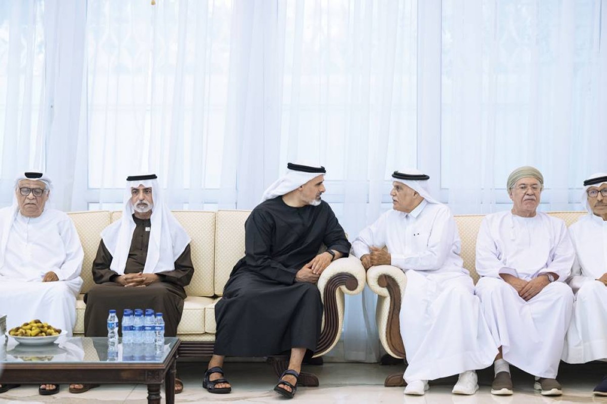 خالد بن محمد معزياًً إبراهيم عبيد الله بحضور نهيان بن مبارك