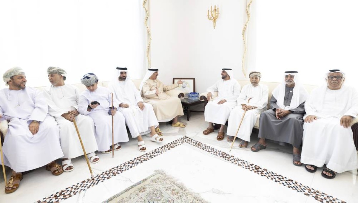 نهيان بن مبارك ومحمد بن سعود القاسمي وحميد المعلا وهلال بن ذياب آل نهيان خلال تقديم واجب العزاء