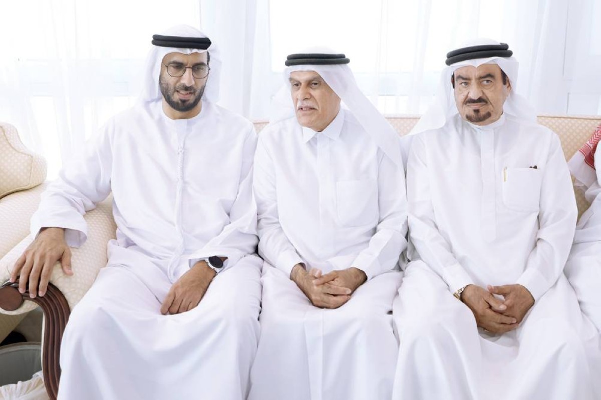 محمد بن كايد القاسمي وسلطان الخرجي خلال تقديم واجب العزاء إلى إبراهيم عبيدالله وأسرة الفقيد