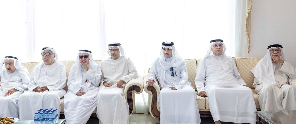 أحمد الزعابي وسعيد غباش وماجد الغرير ومحمد الملا وعبدالعزيز عبيدالله وعبدالرحيم الزرعوني خلال العزاء