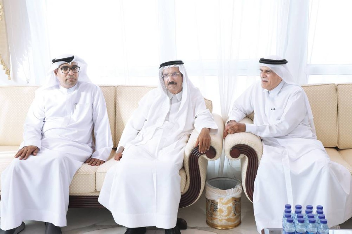 محمد المر وجمال الشحي خلال تقديم العزاء إلى إبراهيم عبيدالله