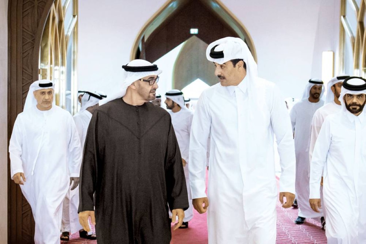 محمد بن زايد في حديث مع تميم بن حمد بحضور حمدان بن محمد 