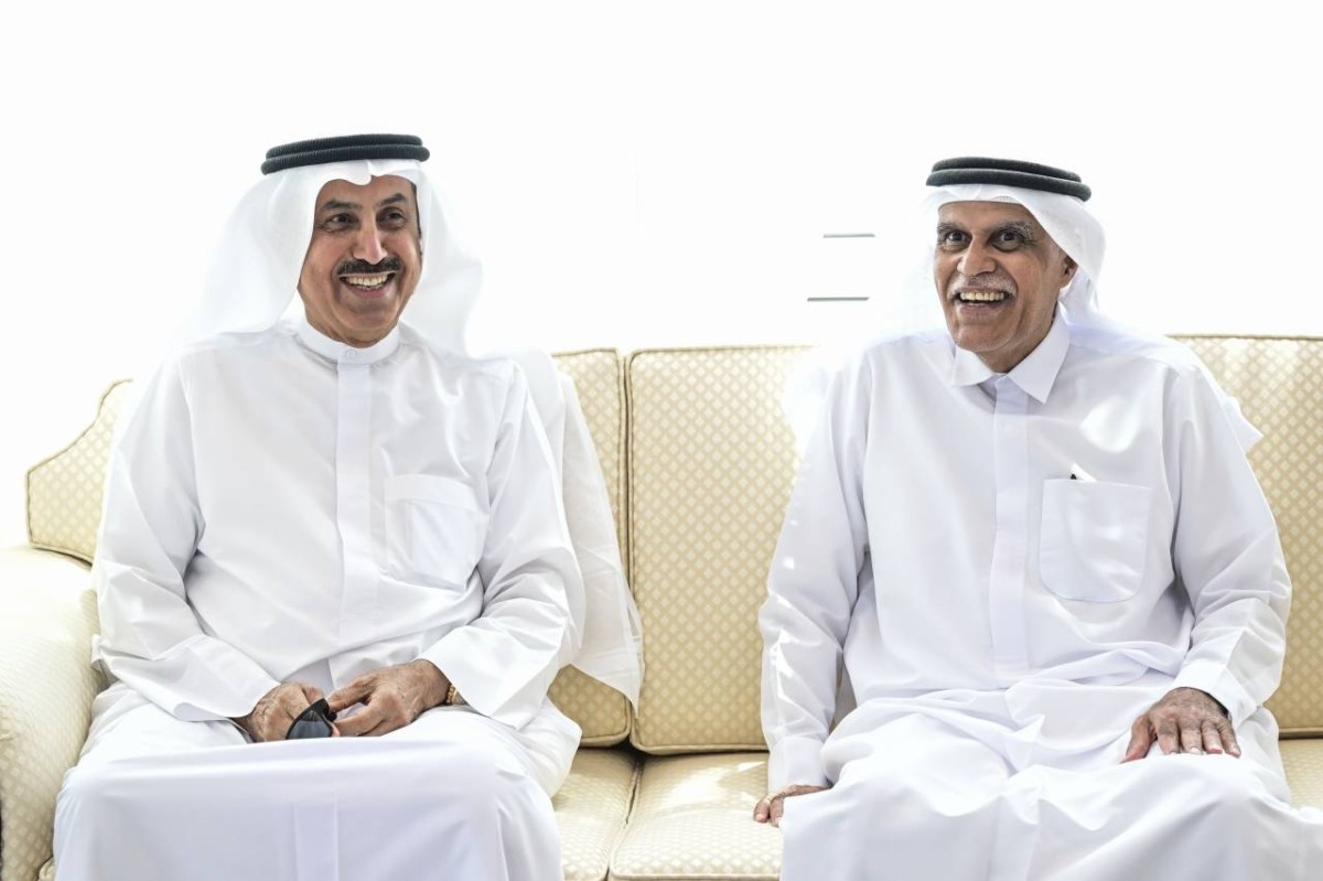 صقر غباش خلال تقديم واجب العزاء إلى إبراهيم عبيدالله 