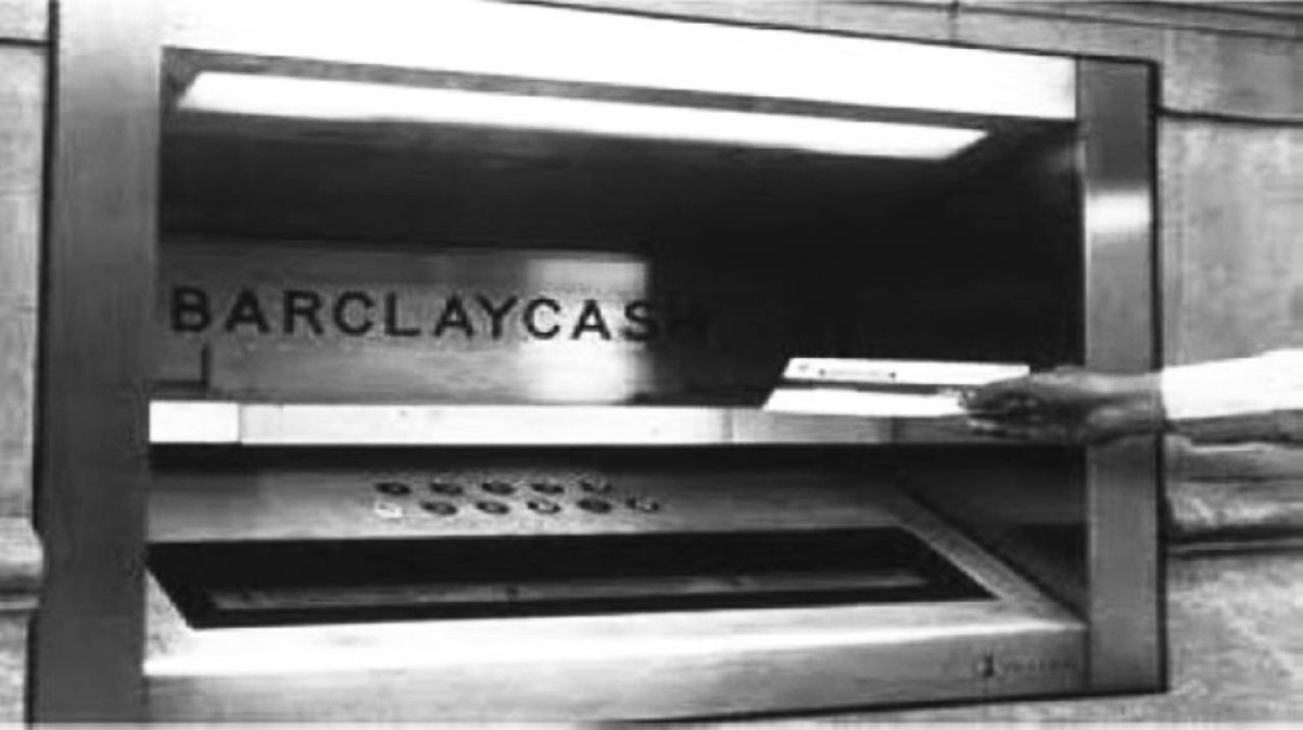 1967 -  تركيب أول جهاز سحب نقود آلي في العالم في مدينة لندن.