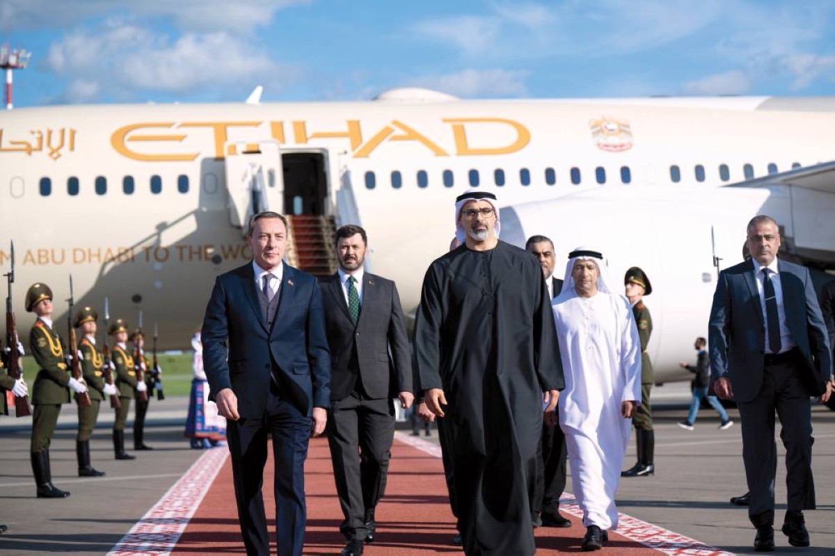 خالد بن محمد لدى وصوله إلى مينسك للمشاركة في الاجتماع 