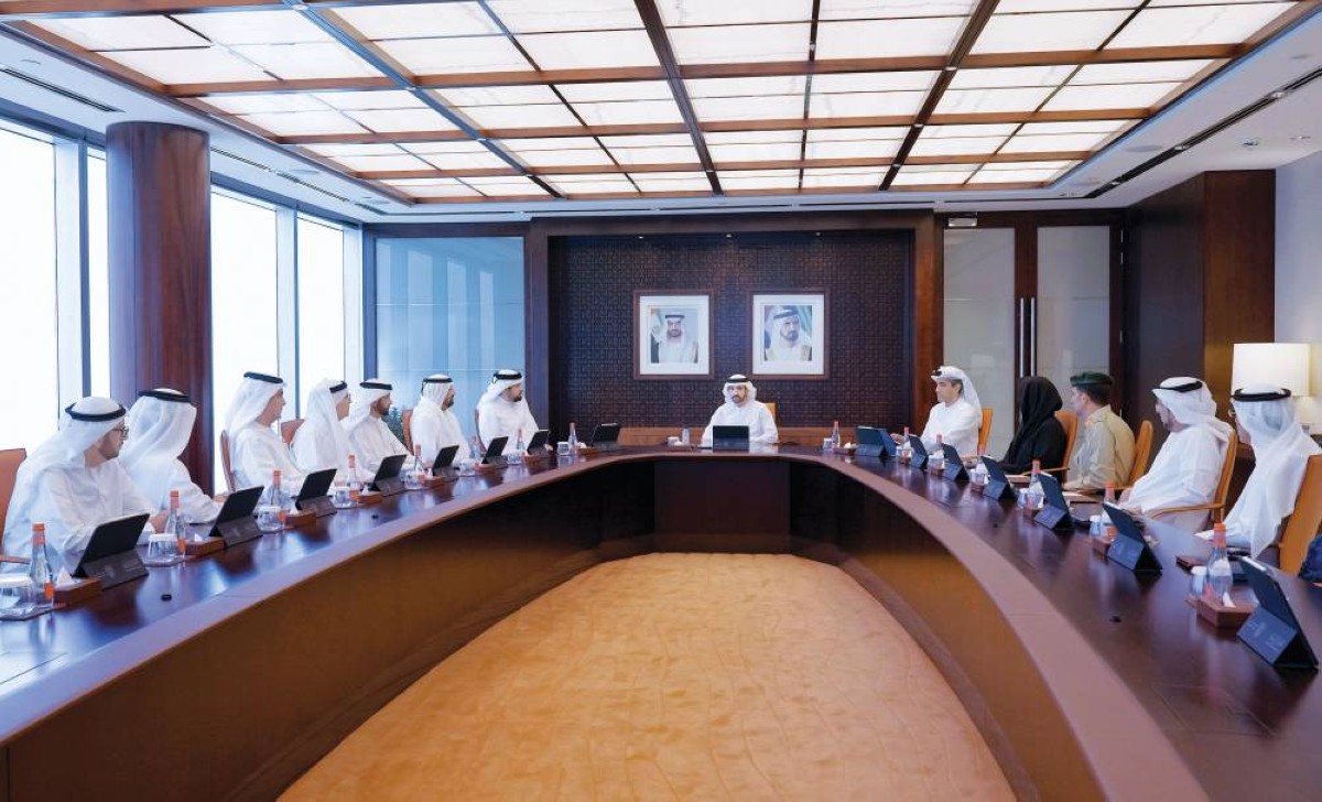 حمدان بن محمد مترئساً اجتماع المجلس التنفيذي بحضور أحمد بن محمد وأحمد بن سعيد ولطيفة بنت محمد وأعضاء المجلس 