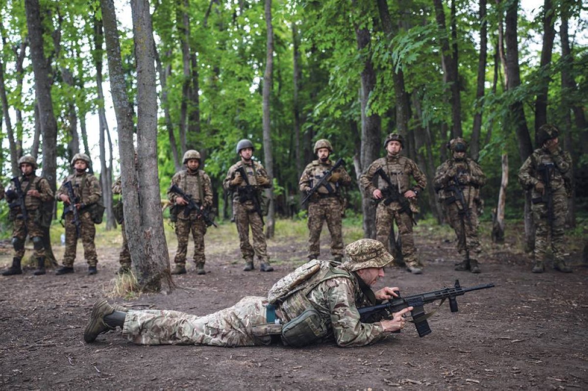 متطوعون خلال تدريبات عسكرية قرب خط المواجهة في خاركيف