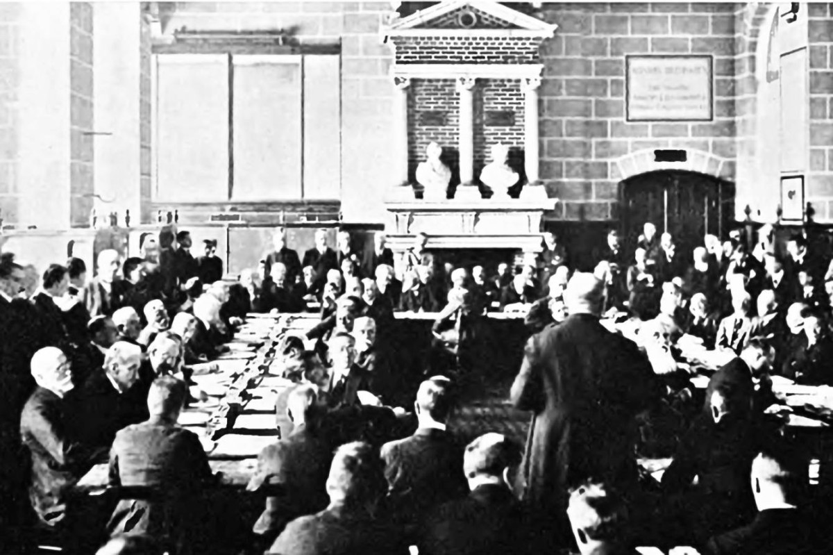 1919  التوقيع على معاهدة فرساي ونهاية الحرب العالمية الأولى.