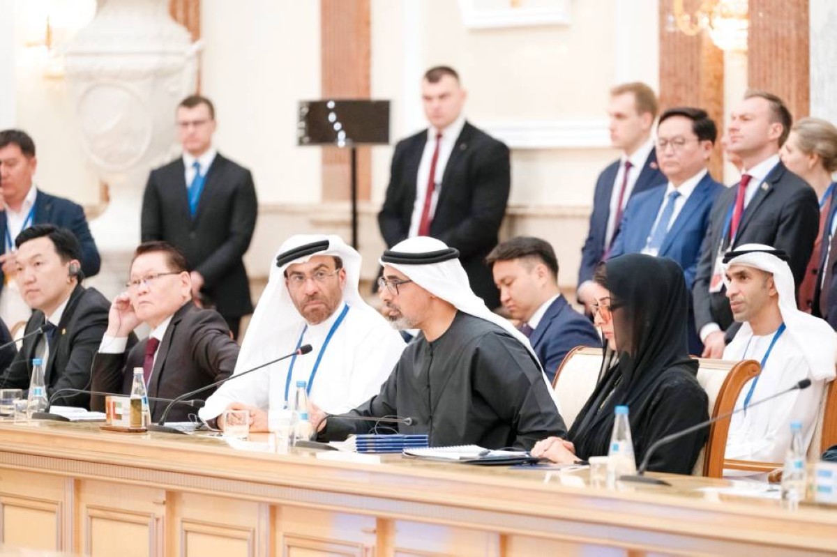 خالد بن محمد متحدثاً خلال الاجتماع بحضور ريم الهاشمي وأحمد الصايغ وثاني الزيودي