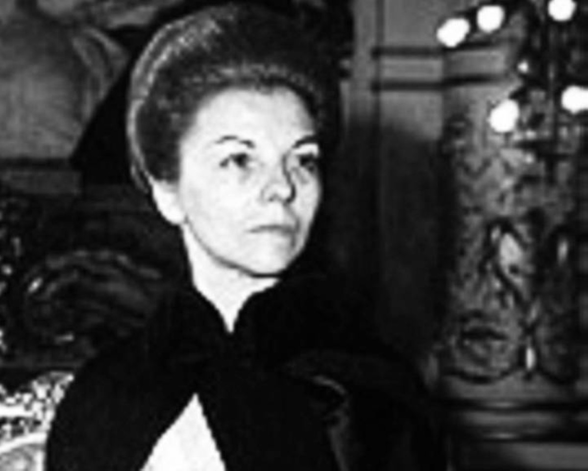1974 -  إيزابيلا بيرون تقسم اليمين كأول رئيسة للأرجنتين.