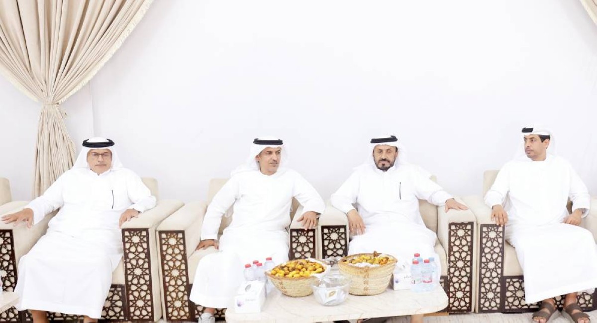 علي الشامسي مقدماً واجب العزاء 