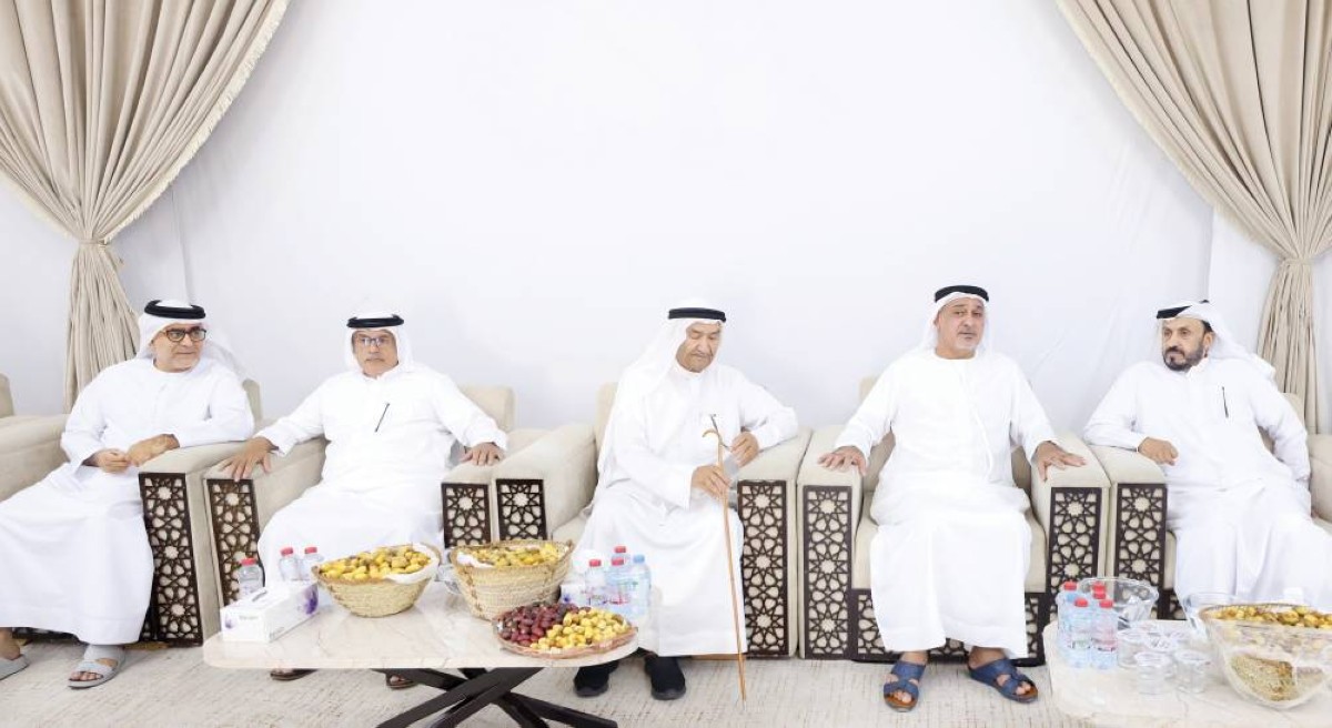 سلطان بن خليفة خلال تقديمه واجب العزاء 