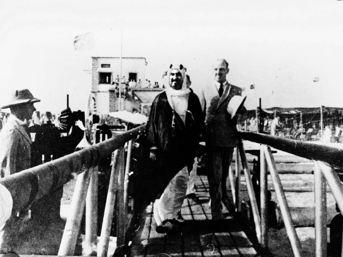 1946 -  تصدير أول شحنة نفط كويتية.