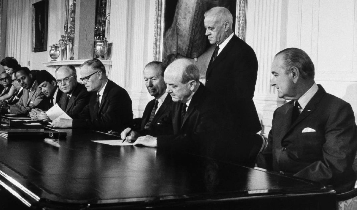 1968 -60 دولة توقّع في مدينة جنيف السويسرية على معاهدة الحد من انتشار الأسلحة النووية.