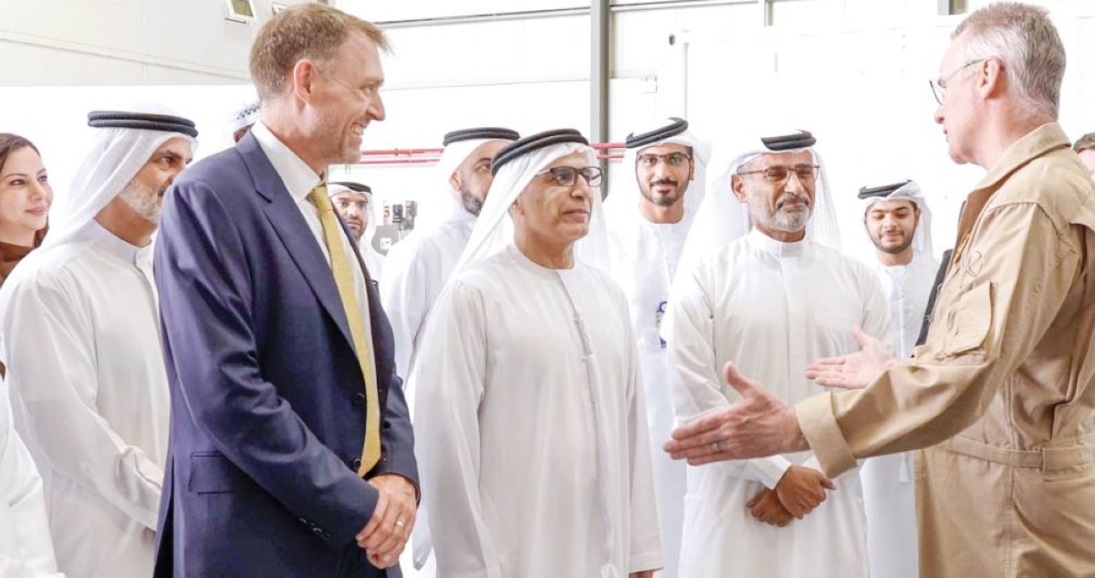  مطر الطاير وسيف السويدي وجوبن بيفيرت يستمعون إلى شرح حول الرحلة التجريبية للتاكسي الجوي
