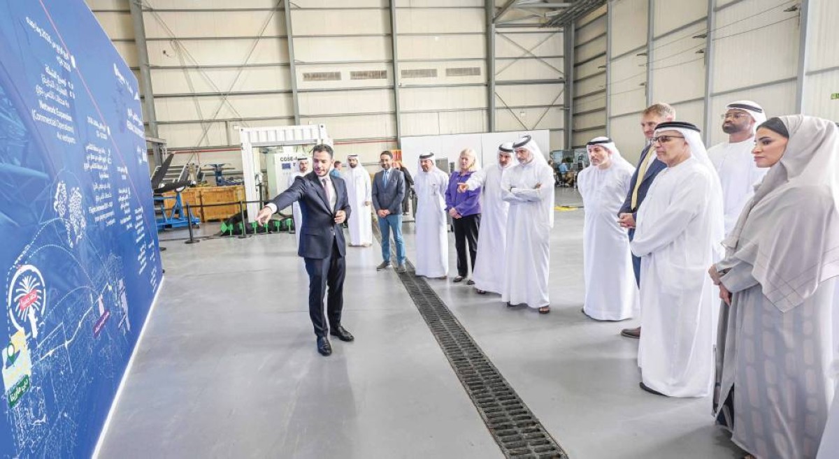 مطر الطاير وسيف السويدي وجوبن بيفيرت خلال الاطلاع على خط سير التاكسي الجوي 