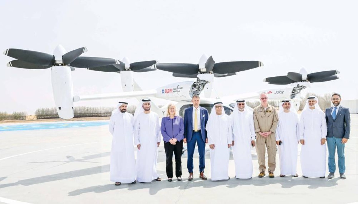 مطر الطاير وسيف السويدي وجوبن بيفيرت وأحمد بهروزيان عقب إطلاق الرحلة