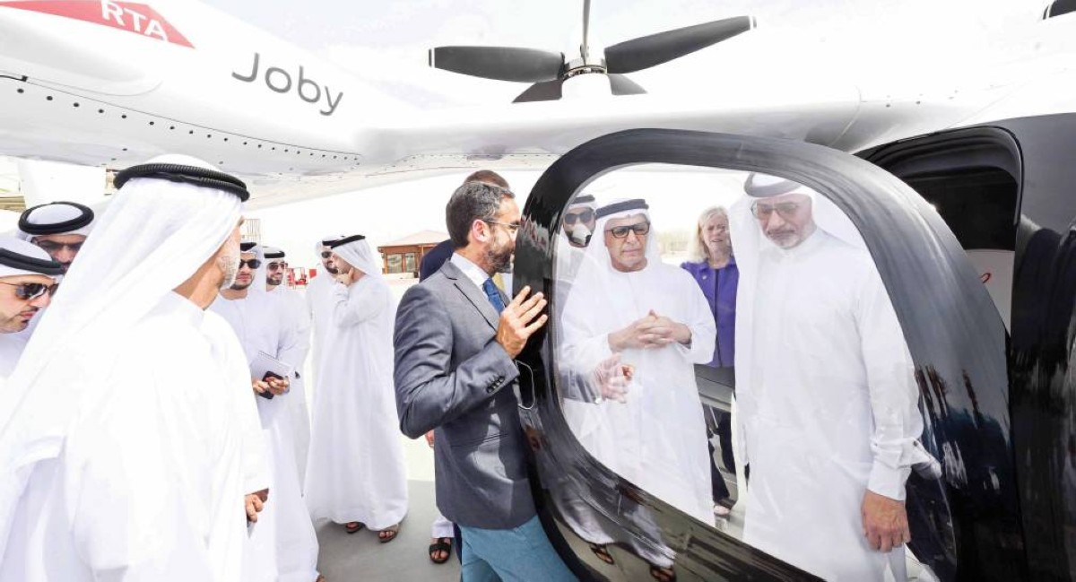  مطر الطاير والحضور خلال تدشين أول رحلة تجريبية للتاكسي 