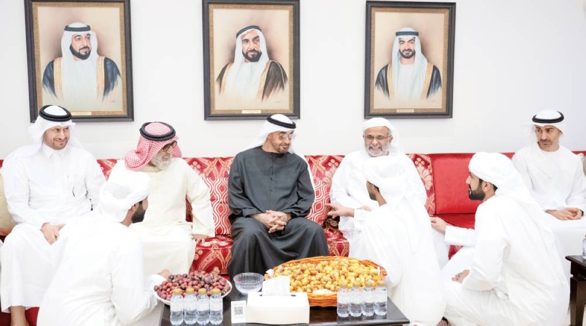 محمد بن زايد مقدماً واجب العزاء لذوي الفقيد بحضور حمدان بن محمد بن زايد 