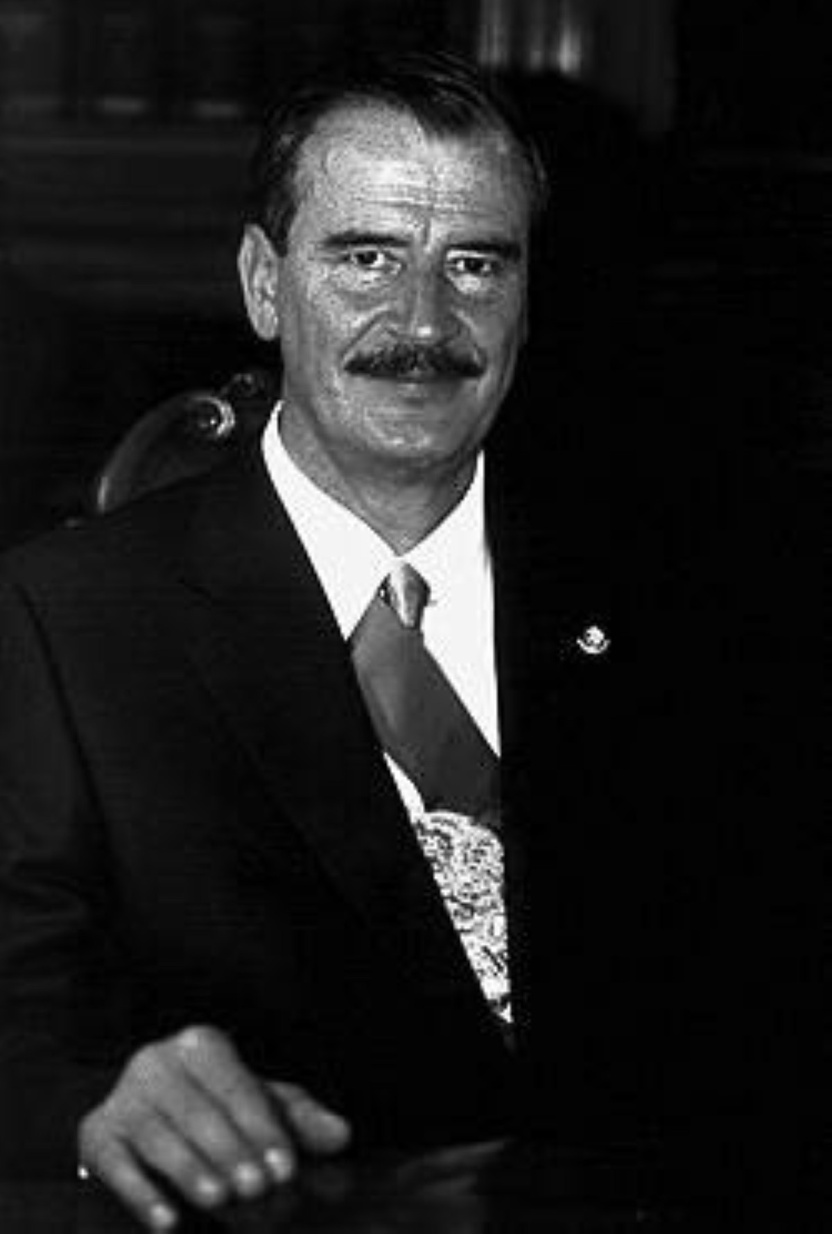 2000 -  اختيار فيسينتي فوكس رئيساً للمكسيك، ليكون أول مكسيكي يعتلي هذا المنصب من حزب معارض منذ أكثر من 70 سنة.