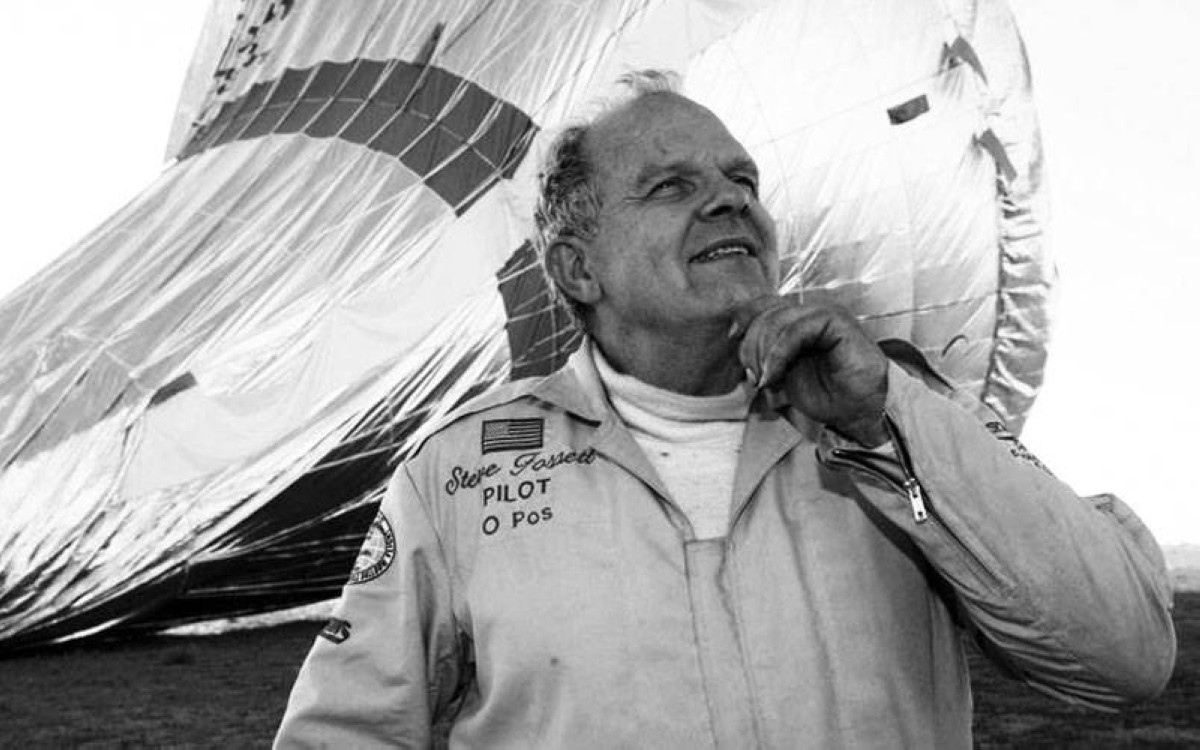 2002 - ستيف فوسيت يصبح أول من يقوم بالدوران حول الأرض دون توقف وحده بمنطاد هوائي.