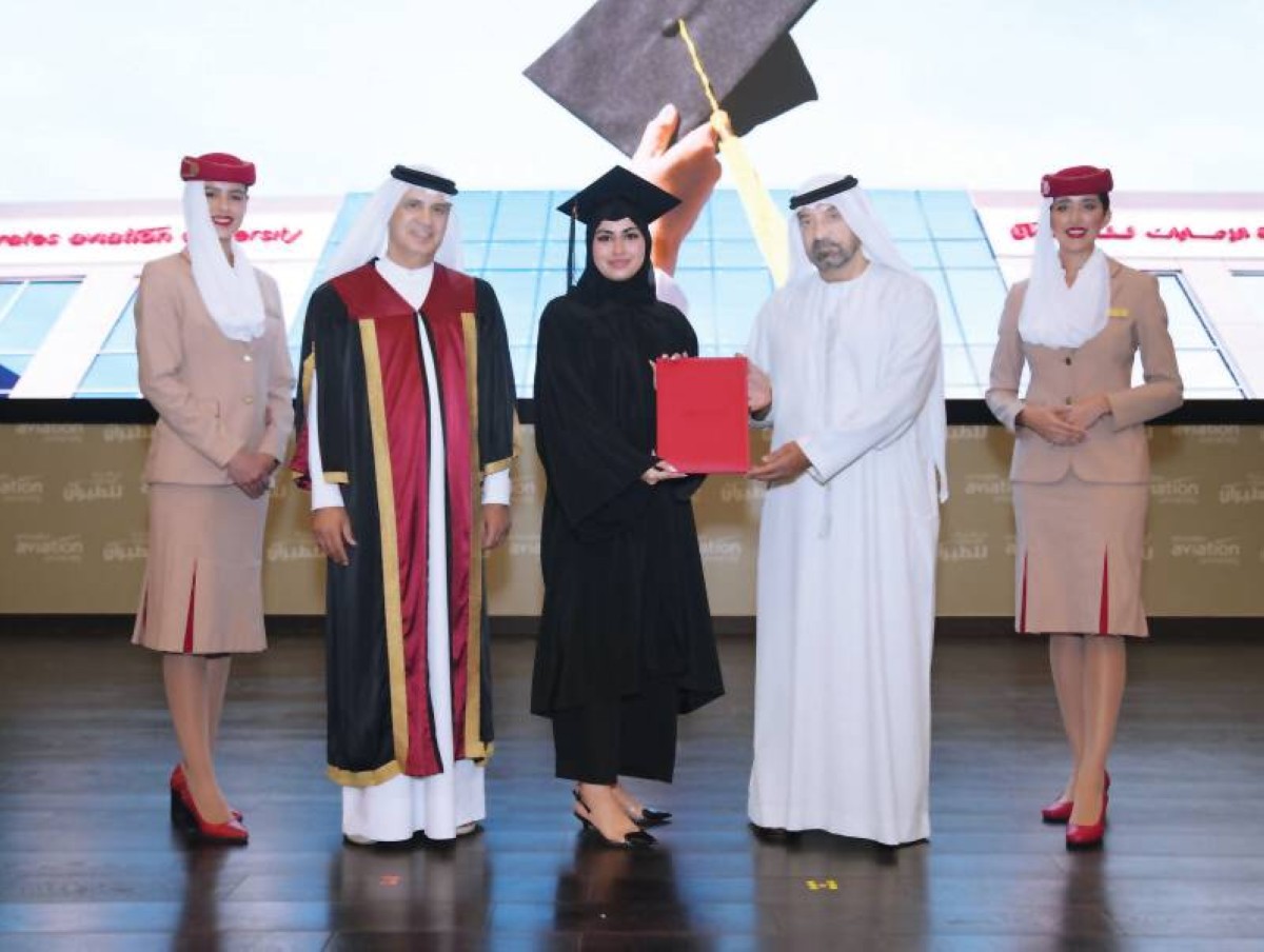 أحمد بن سعيد خلال تسليمه الشهادة إلى إحدى الخريجات