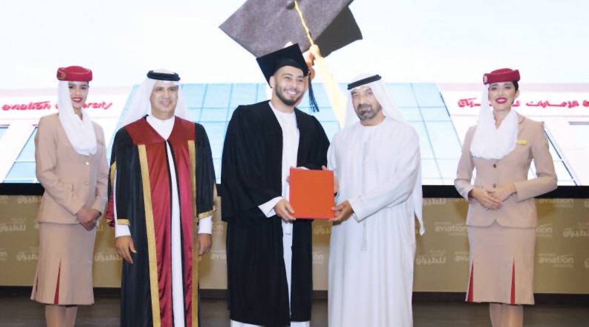 سموه يسلم الشهادة إلى أحد الخريجين