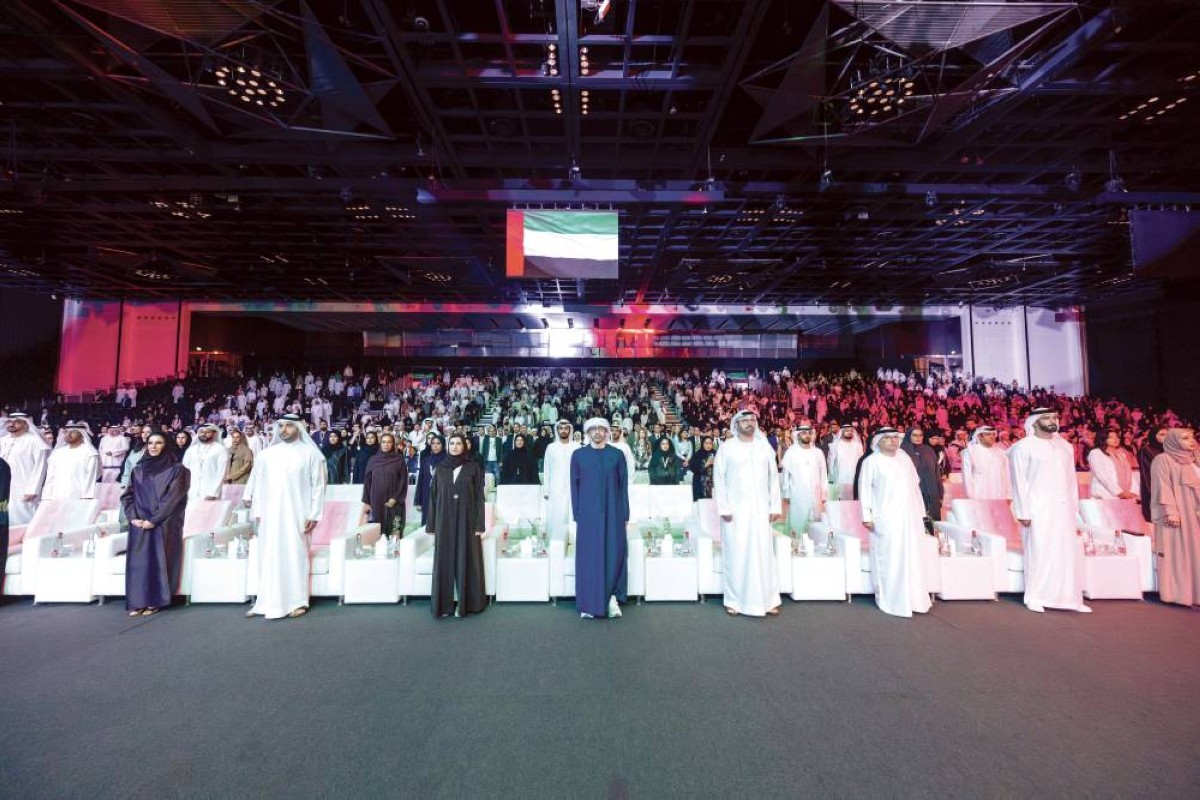 عبدالله بن زايد خلال الحفل بحضور محمد القرقاوي وعبدالرحمن العور وسارة الأميري وسالم القاسمي ومريم الحمادي وهاجر الذهلي ومحمد القاسم والحضور 