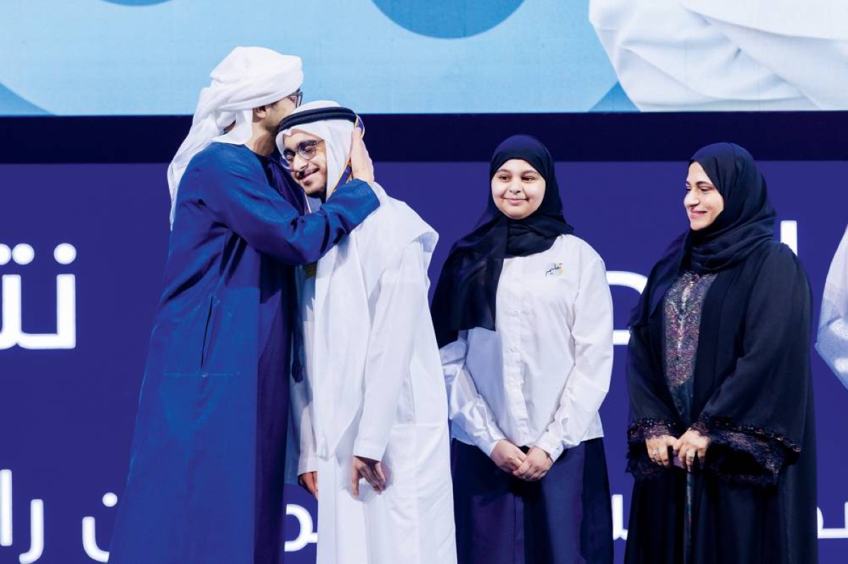 ..وسموه في لقطة حانية مع أحد المكرمين