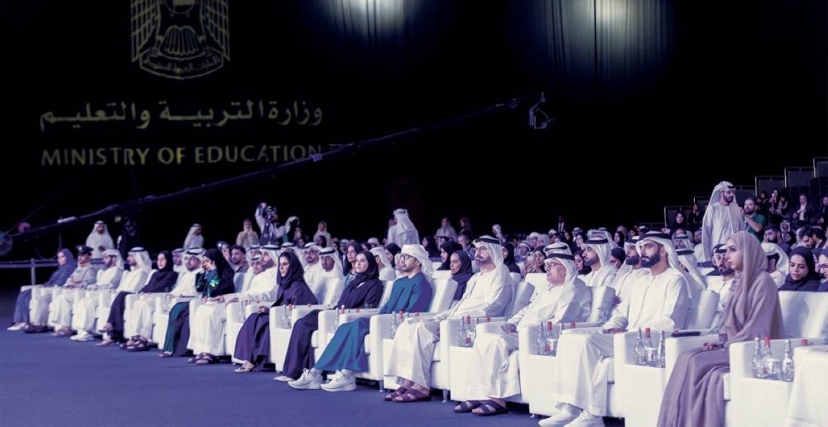 عبدالله بن زايد خلال الحفل بحضور محمد القرقاوي وعبدالرحمن العور وسارة الأميري وسالم القاسمي ومريم الحمادي وحصة بوحميد وهاجر الذهلي وسعيد العطر والحضور