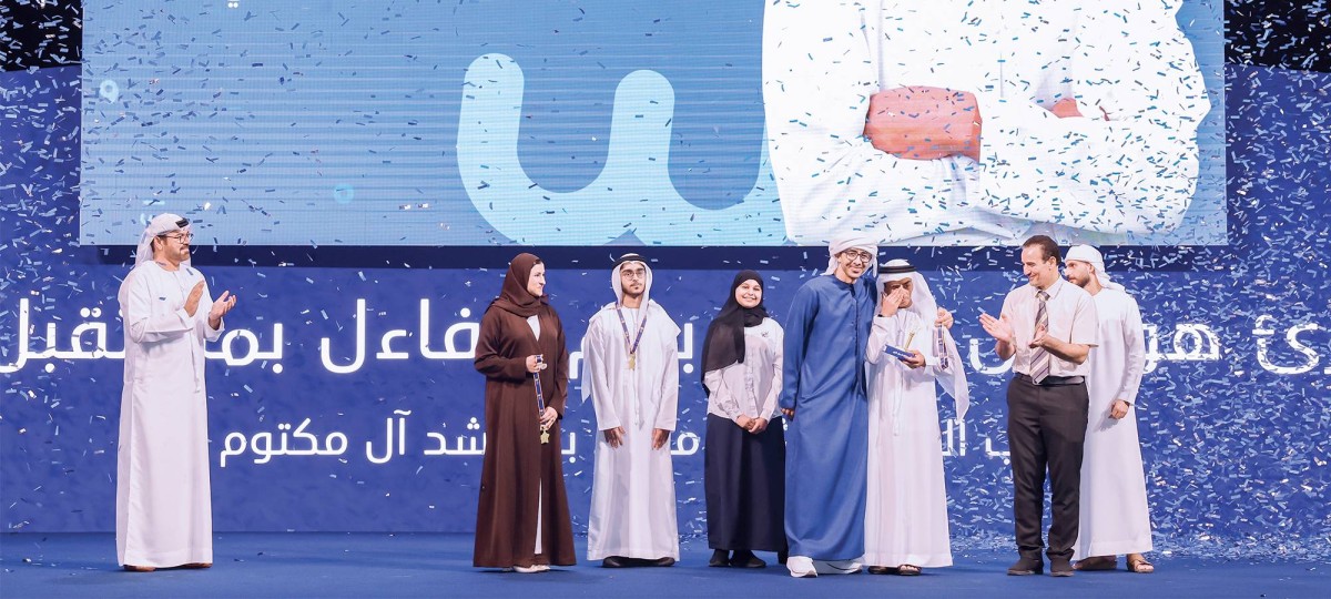 عبدالله بن زايد خلال تتويج الفائزين بحضور محمد القرقاوي وسارة الأميري