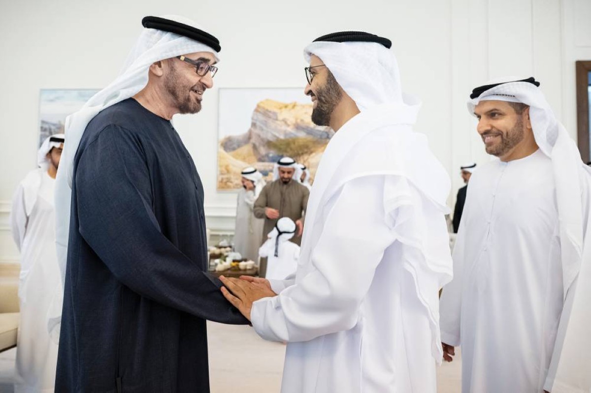 محمد بن زايد مصافحاًً عمر الدرعي بحضور سيف بن زايد