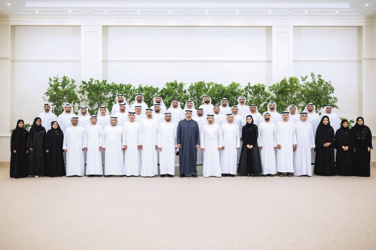 محمد بن زايد خلال استقبال وفد المكتب بحضور حمدان بن زايد وعمر الدرعي 