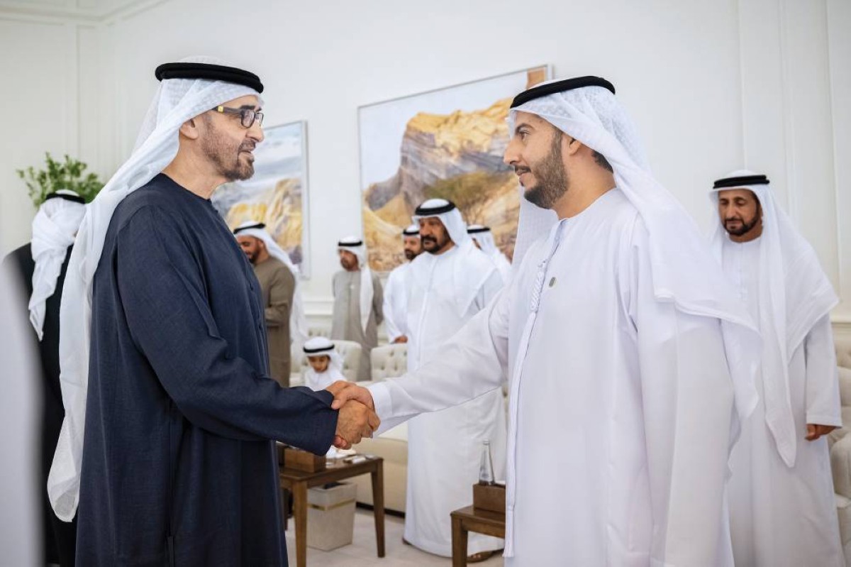 محمد بن زايد مصافحاًً أحد أعضاء الوفد بحضور سيف بن زايد وسعيد بن محمد