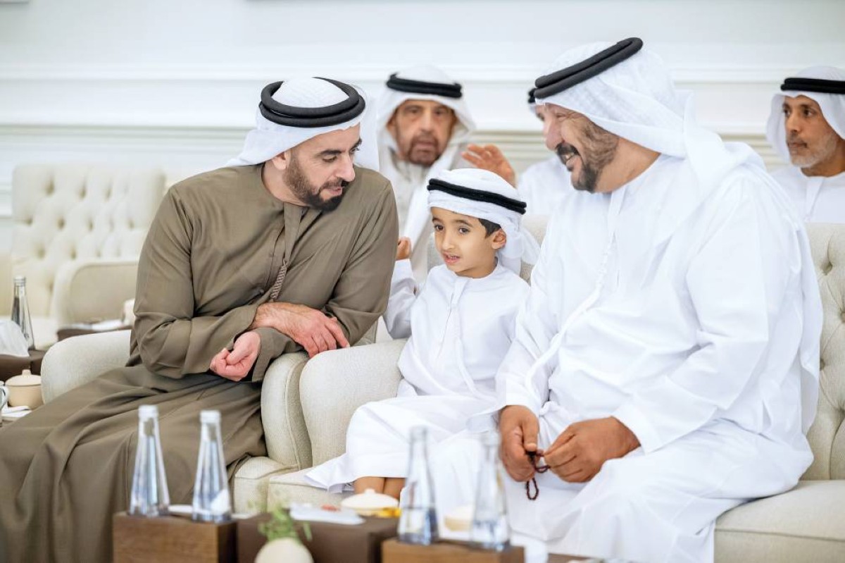 سيف بن زايد وسعيد بن محمد ومحمد بن سيف بن زايد خلال المجلس