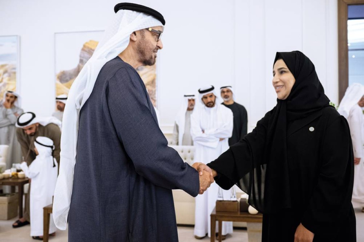 محمد بن زايد مصافحاًً الوفد بحضور خالد بن محمد ونهيان بن مبارك