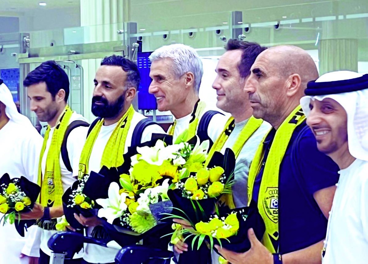 إداريون من الوصل خلال استقبال البرتغالي لويس كاسترو وطاقمه المساعد في مطار دبي 