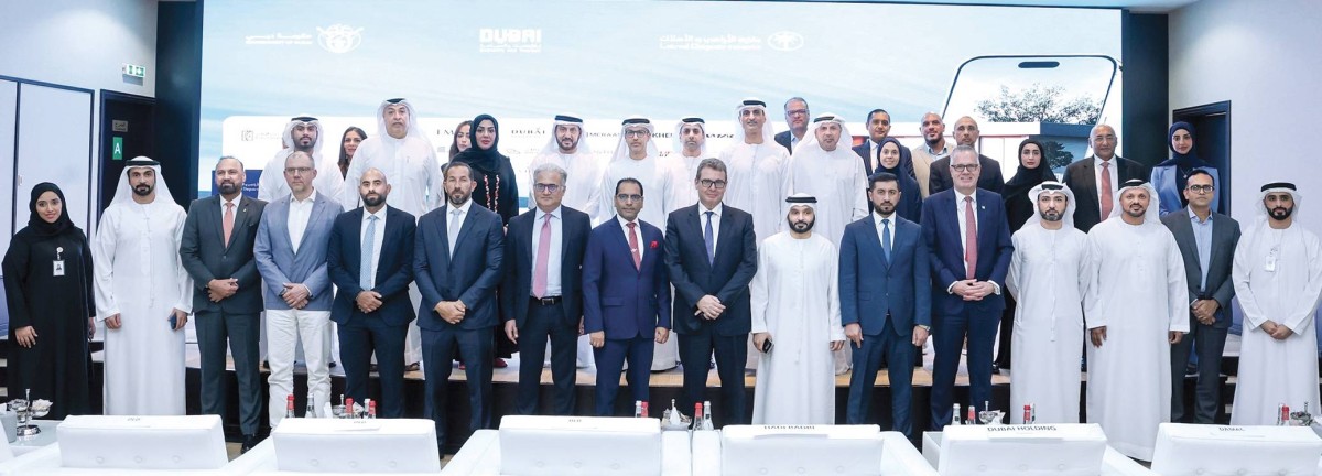 مسؤولو الدائرتين مع ممثلي شركاء البرنامج من الشركات العقارية والبنوك 