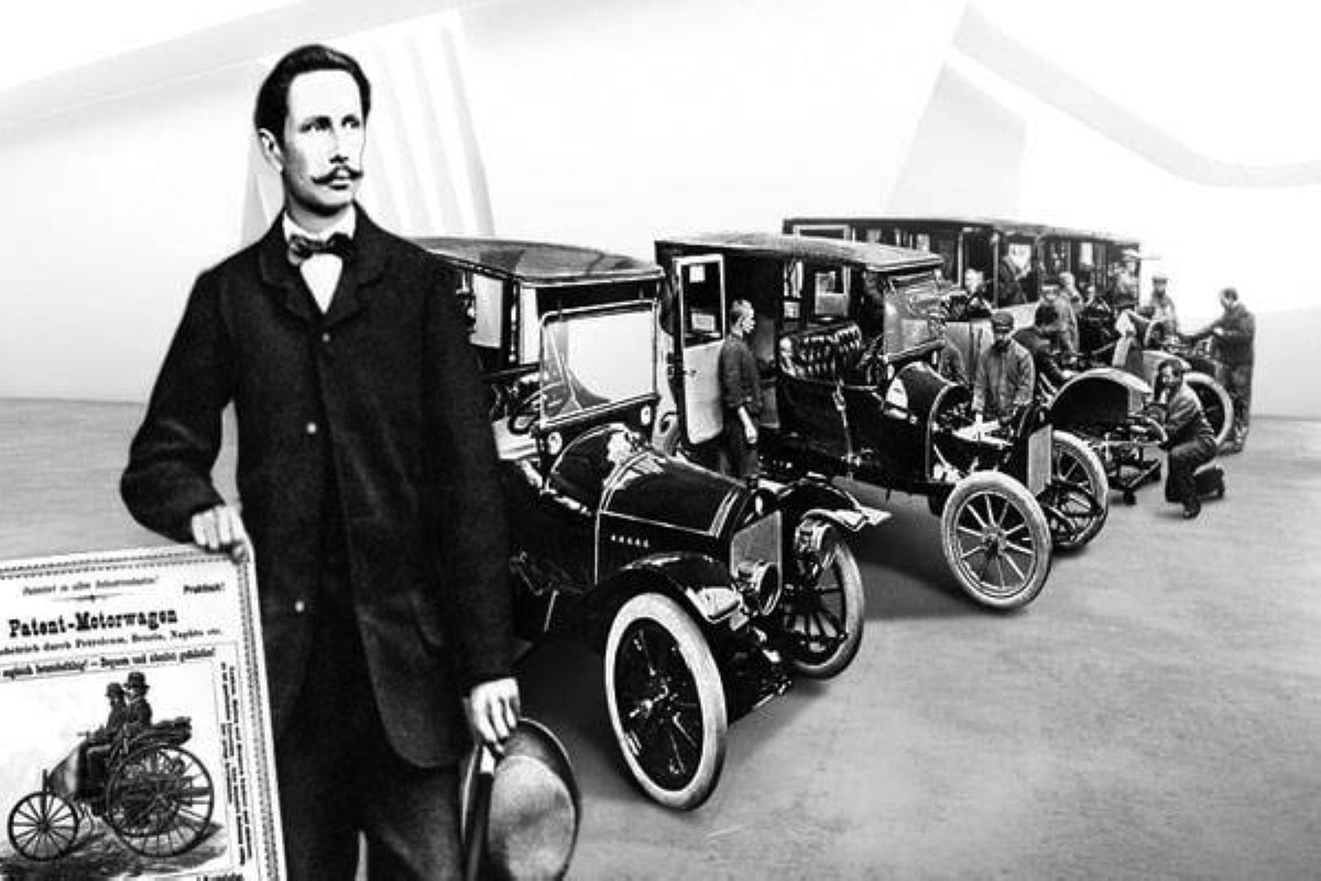 1886  المهندس الألماني كارل بنز ينجز أول سيارة تعمل بمحرك بخاريمن اختراعه.