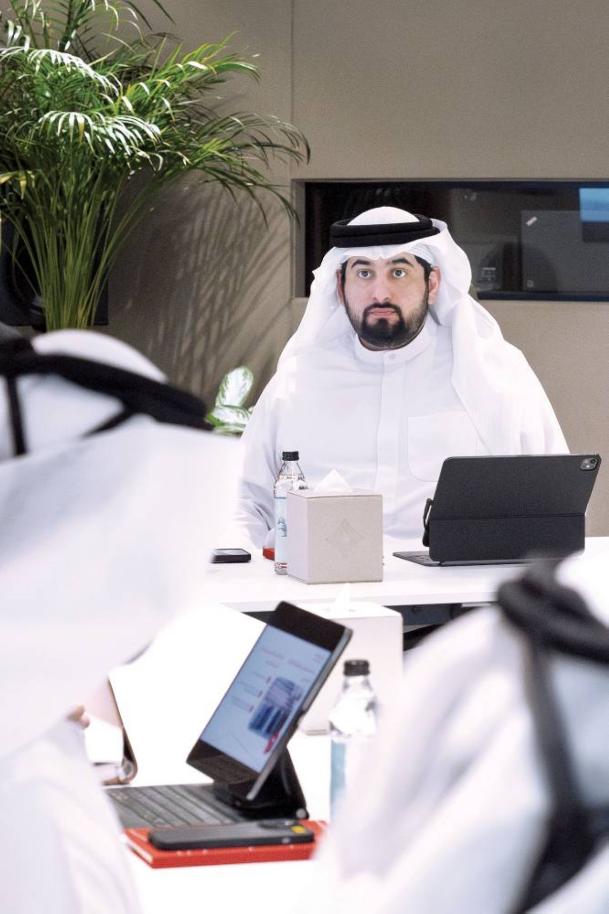 أحمد بن محمد خلال ترؤسه الاجتماع 