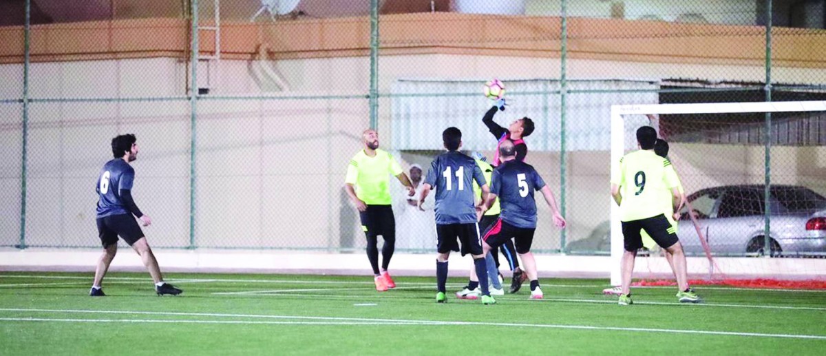  أجيال مختلفة تحرص على ممارسة كرة القدم  