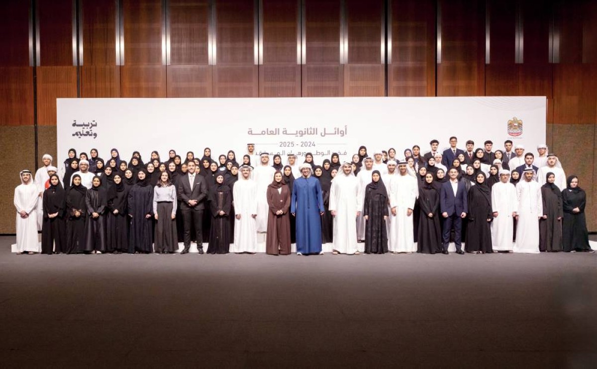 عبدالله بن زايد في لقطة تذكارية مع سارة الأميري ومحمد القاسم والطلبة أوائل الثانوية العامة 