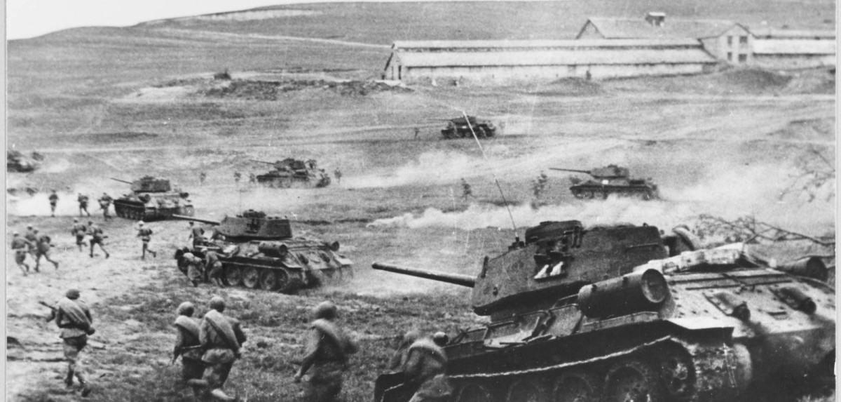 1943  في كورسك أكبر معركة دبابات في التاريخ بين قوات هتلر والجيش السوفييتي.