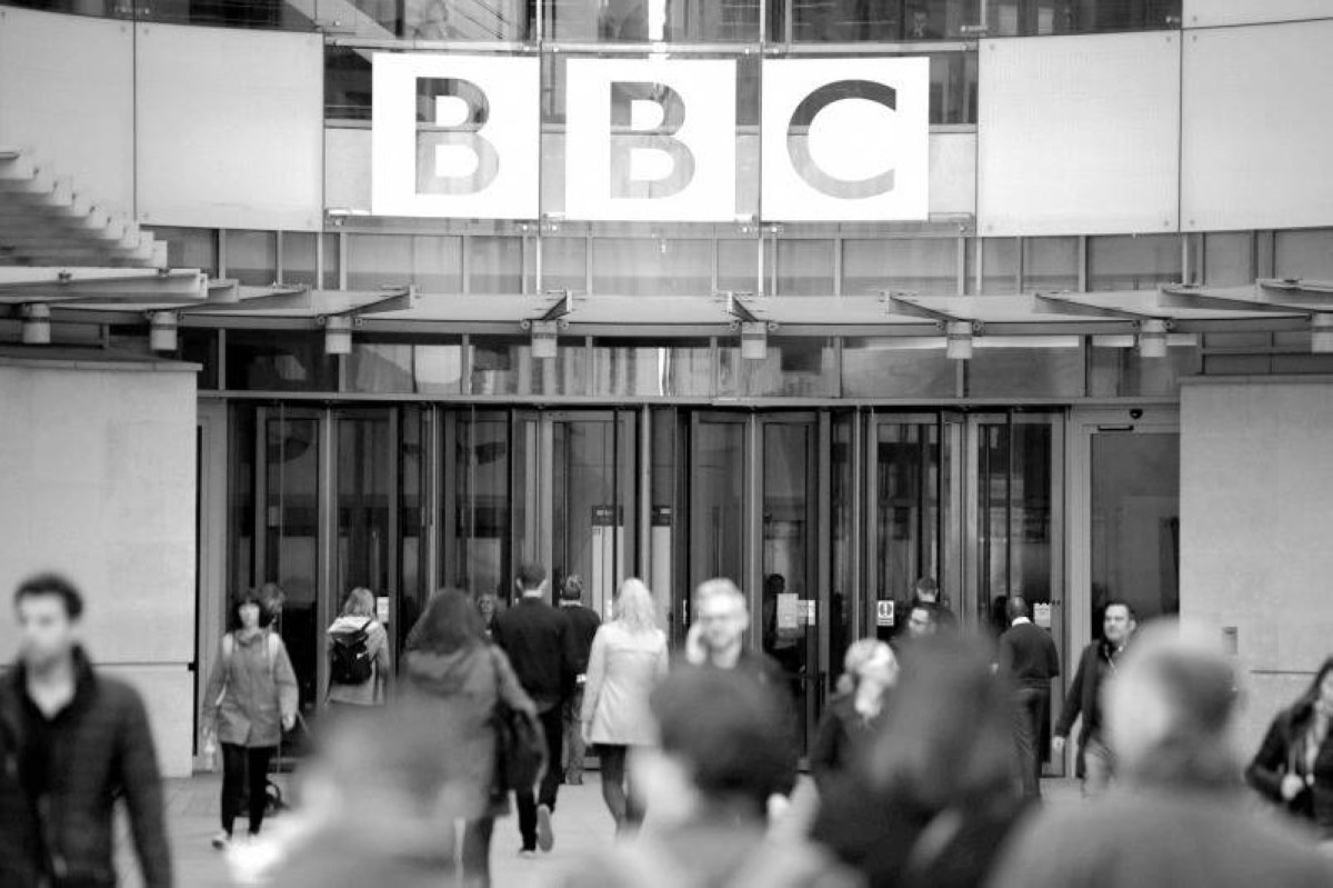 1954  قناة «بي بي سي» البريطانية تبث أولى نشراتها الإخبارية التلفزيونية.