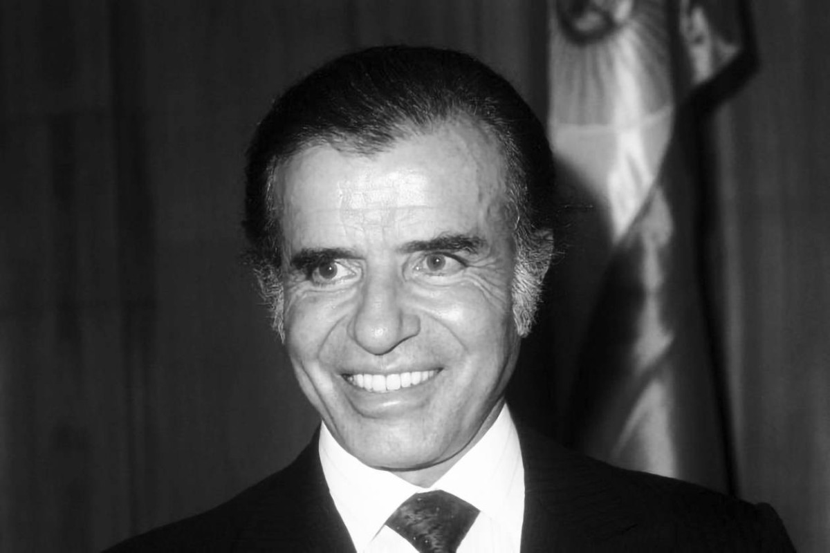 1989 -  كارلوس منعم يتولى رئاسة الأرجنتين.