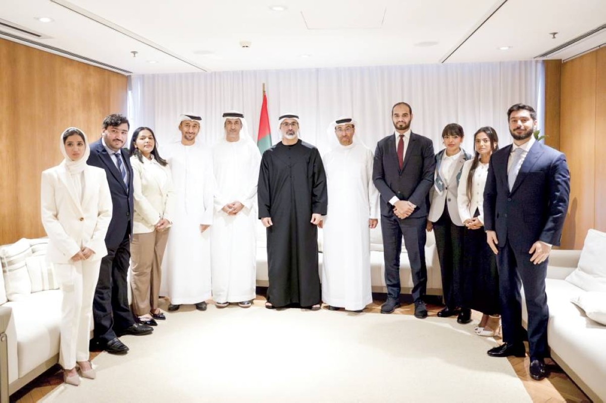 خالد بن محمد خلال لقائه فريق عمل الإمارات المشارك في أعمال القمة 
