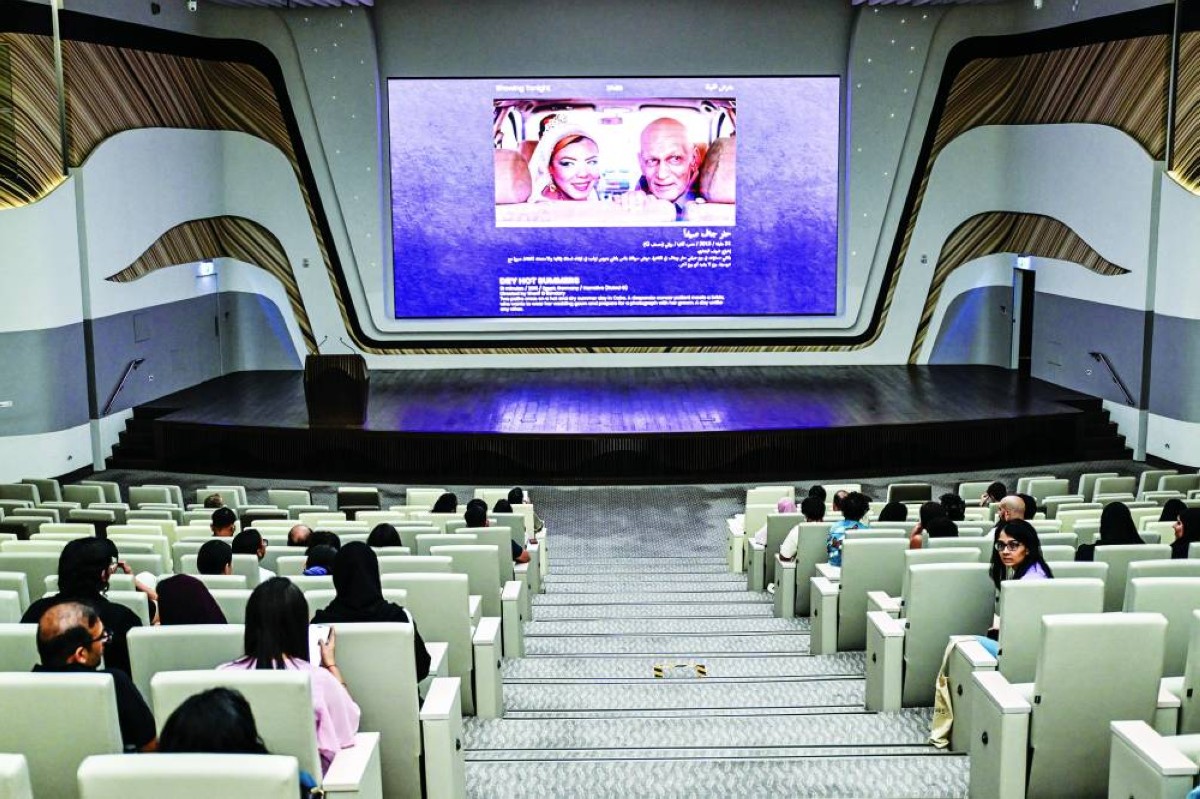 خلال عرض الفيلم المصري «حار جاف صيفاً» 