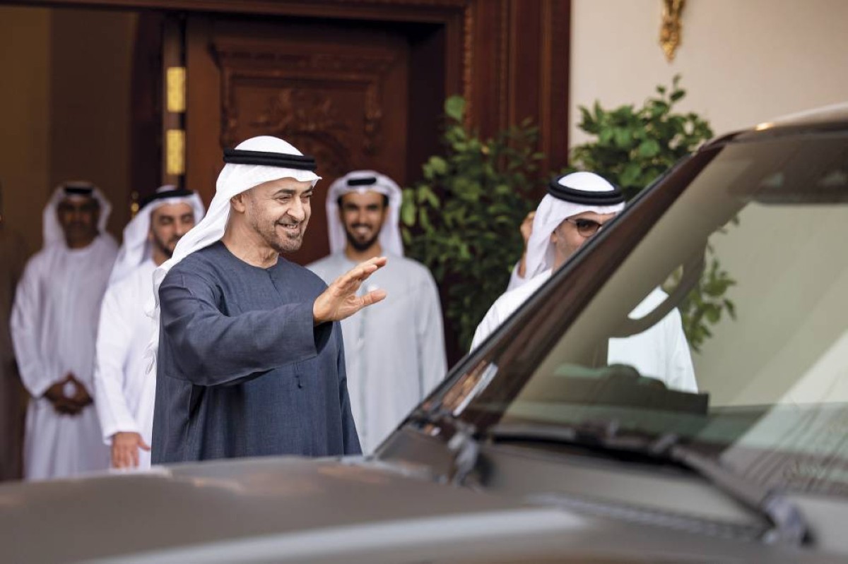 رئيس الدولة مودعاً محمد بن راشد بحضور سيف بن زايد