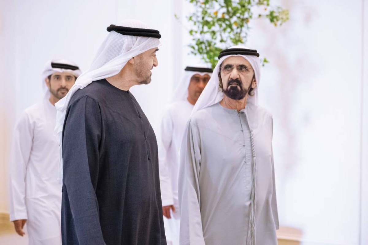 محمد بن زايد في حديث مع محمد بن راشد بحضور حمدان بن محمد